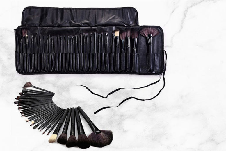 €10.99 instead of €45.31 (from Forever Cosmetics) for a 32-piece pro makeup brush set with case - save 73%
