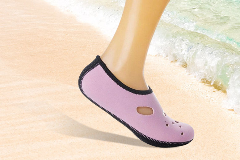 €5.99 instead of €35.22 (from Blu Fish) for a pair of non-slip aqua socks – choose from four colours and save 83%