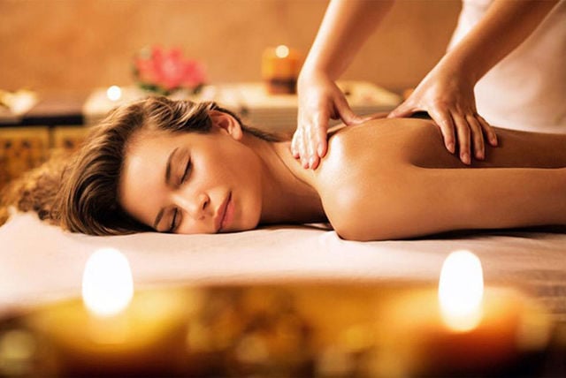 Our luxury treatment rooms and relaxation rooms include: