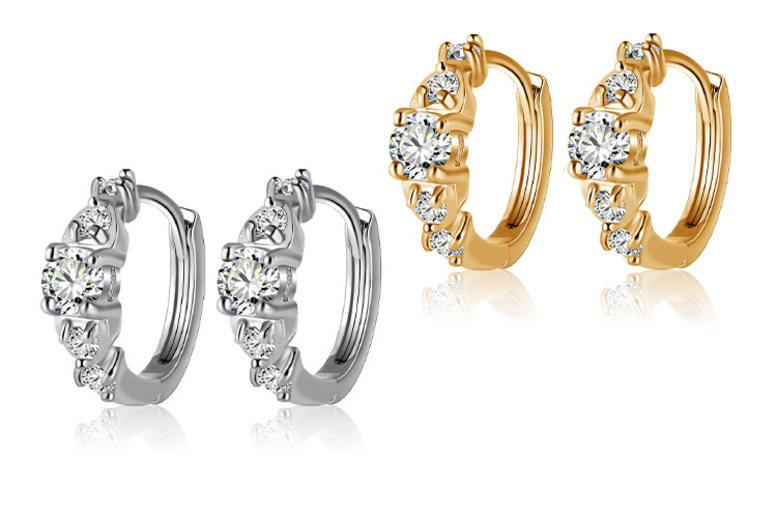 €7.99 instead of €42.14 (from Your Ideal Gift) for a pair of crystal solitaire cuff earrings - choose from two colours and save 81%