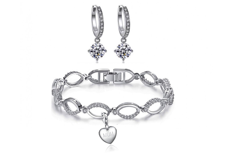 €16.99 instead of €127.54 (from Your Ideal Gift) for a crystal link set and charm made with crystals from Swarovski ® - save 87%
