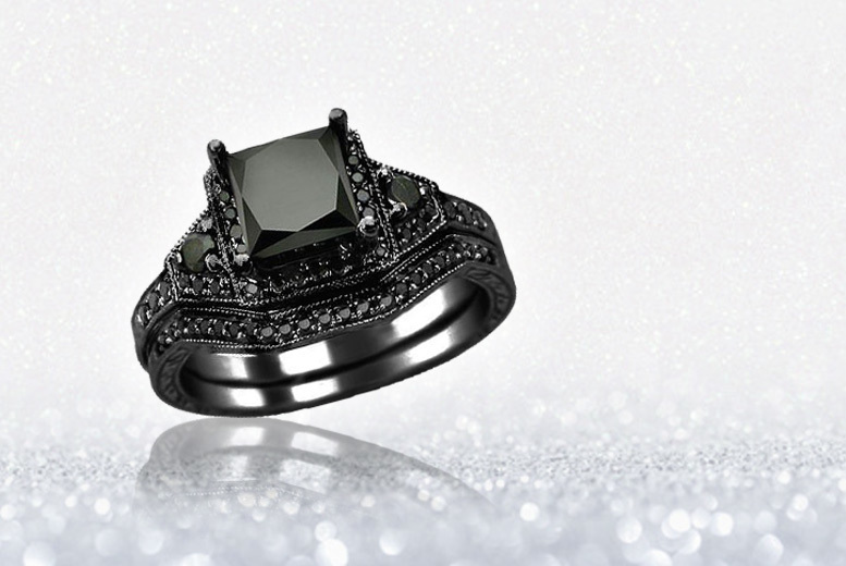 €11.99 instead of €91.35 (from Fakurma) for a black crystal ring duo set - choose from four colours and five sizes and save up to 87%
