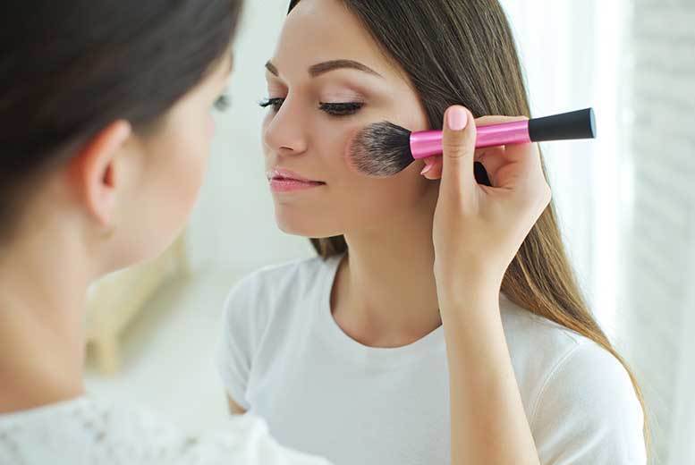 €18 instead €337.78 (from New Skills Academy) for an online makeup artists diploma course including salon management - save 95%