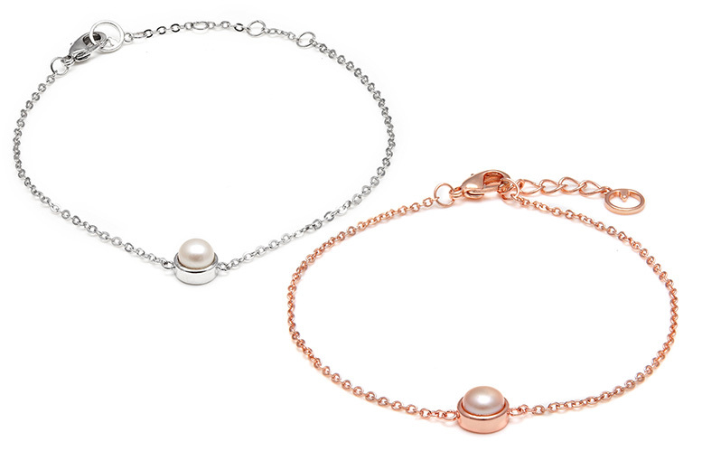 €8.99 instead of €54.65 (from Lily Spencer London) for a fine chain pearl bracelet - choose between two colours and save 84%